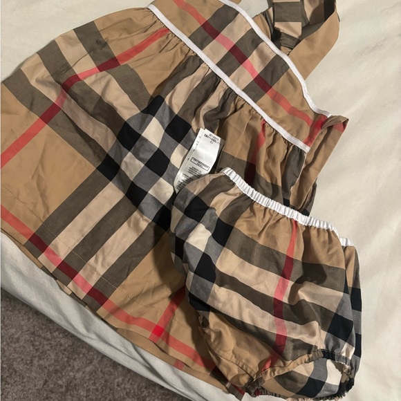 Burberry (Authentic) - Picture 3 of 3